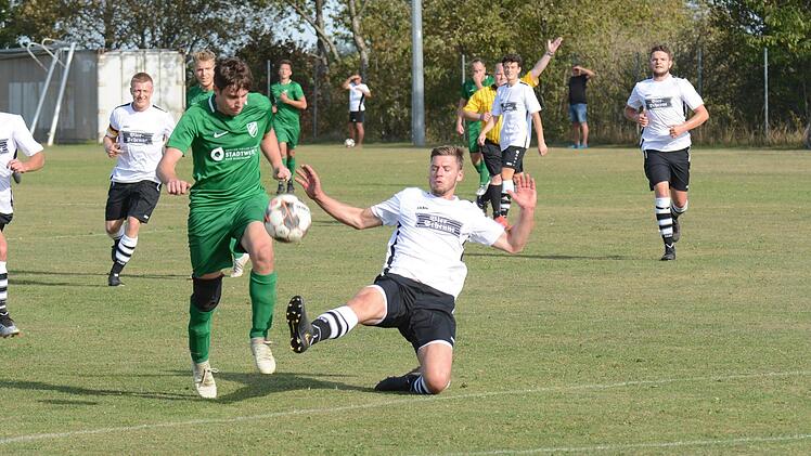 Simon Hammer von der SG Geroda stoppt hier Alexander Flassig vom SV Garitz relativ unsanft. Am Ende sammelten die Rh&ouml;ner drei wichtige Punkte f&uuml;r den Klassenerhalt ein. Foto: ssp