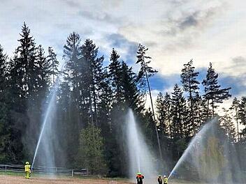 Schwerstarbeit hatten die Einsatzkräfte bei der Übung aller Feuerwehren der Marktgemeinde Wirsberg zu bewältigen, denn es musste eine Förderstrecke von 630 Metern aufgebaut und dabei fast 60 Meter Höhenunterschied bewältigt werden.  Foto: Werner Reißaus