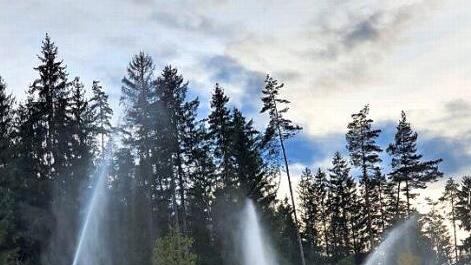 Schwerstarbeit hatten die Einsatzkräfte bei der Übung aller Feuerwehren der Marktgemeinde Wirsberg zu bewältigen, denn es musste eine Förderstrecke von 630 Metern aufgebaut und dabei fast 60 Meter Höhenunterschied bewältigt werden.  Foto: Werner Reißaus
