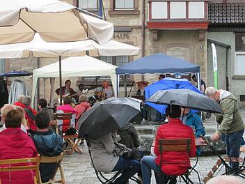 Als widerstandsfähiges Publikum erwiesen sich die Zuhörer des Tamara-Project-Konzerts. Auch der anhaltende Regen konnte sie nicht vergraulen. Foto: Winfried Ehling