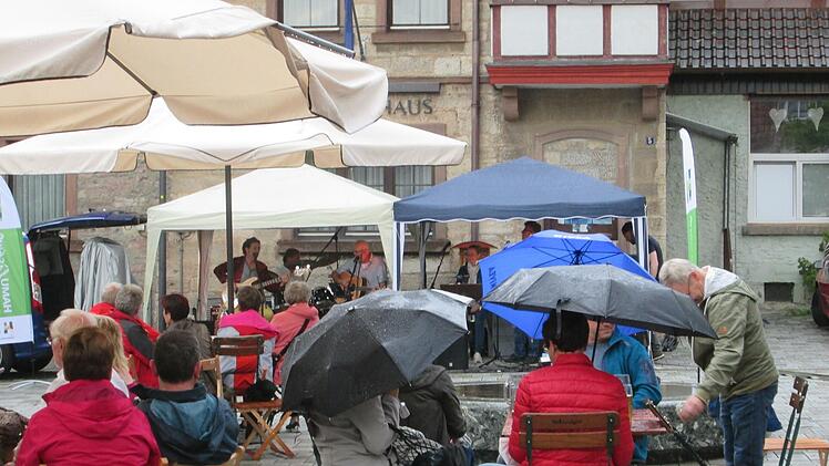 Als widerstandsfähiges Publikum erwiesen sich die Zuhörer des Tamara-Project-Konzerts. Auch der anhaltende Regen konnte sie nicht vergraulen. Foto: Winfried Ehling