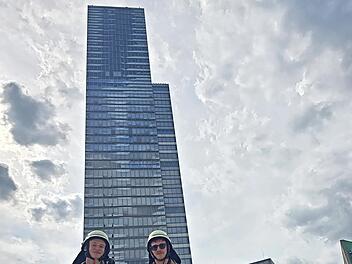 Die Teilnehmer Daniel Herold (links) und Marcel Gebhard vor dem Gebäude, in dem der Treppenlauf stattfand.