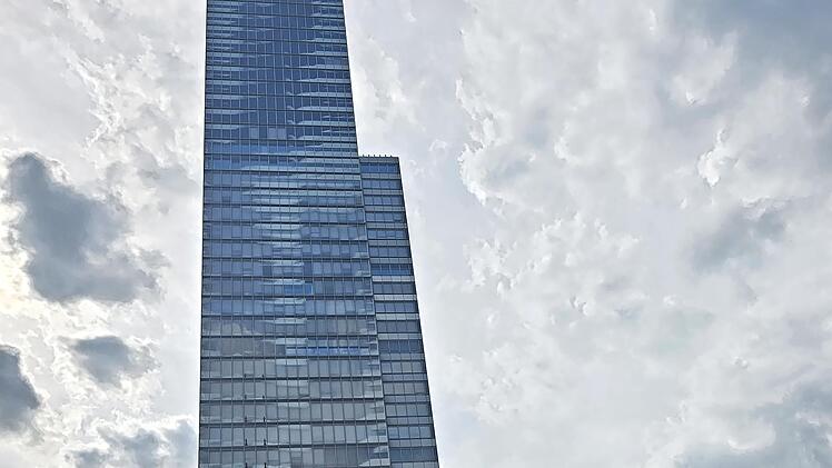 Die Teilnehmer Daniel Herold (links) und Marcel Gebhard vor dem Gebäude, in dem der Treppenlauf stattfand.