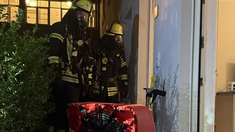 Erlangen: Rauch bis zum Boden - Nachbar rettet Bewohner das Leben