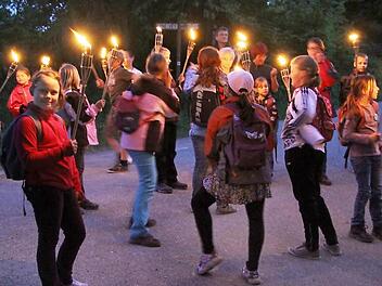 Als es richtig dunkel geworden war, tauchten die Fackeln die Welt in ein romantisches Licht. Fotos: Gerda Völk
