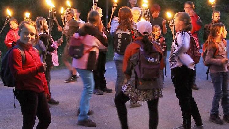 Als es richtig dunkel geworden war, tauchten die Fackeln die Welt in ein romantisches Licht. Fotos: Gerda Völk