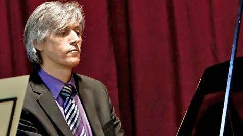 Gary O'Connell am Cembalo