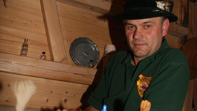 Bertram Glatzer zeigt stolz seine schmucken Schnupftabakdosen: aus echtem Kuhhorn, aus Porzellan, aus Holz - sogar mit Strasssteinchen verzierte Dosen gibt es.