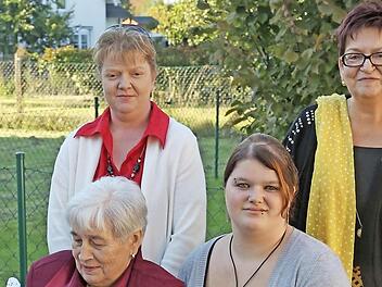 Wie sich die Bilder gleichen: Hinten von links die heutige Großmutter Nicole Meusel, die Urgroßmutter Christine Brendel, vorn von links Ur-Ur-Großmutter Hannelore Gagel mit dem kleinen Ben und die Mutter Natascha Rappelt. Foto: Klaus Gagel