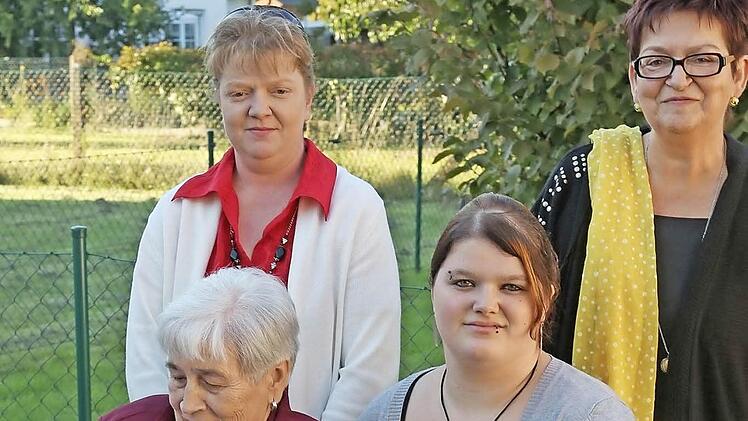 Wie sich die Bilder gleichen: Hinten von links die heutige Großmutter Nicole Meusel, die Urgroßmutter Christine Brendel, vorn von links Ur-Ur-Großmutter Hannelore Gagel mit dem kleinen Ben und die Mutter Natascha Rappelt. Foto: Klaus Gagel