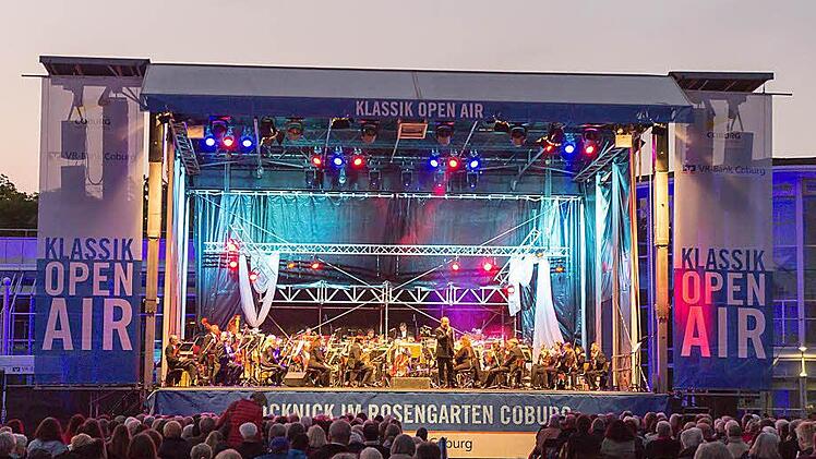 Das Philharmonische Orchester des Landestheater auf der Bühne vor dem Coburger Kongresshaus.Foto: Albert Höchstädter