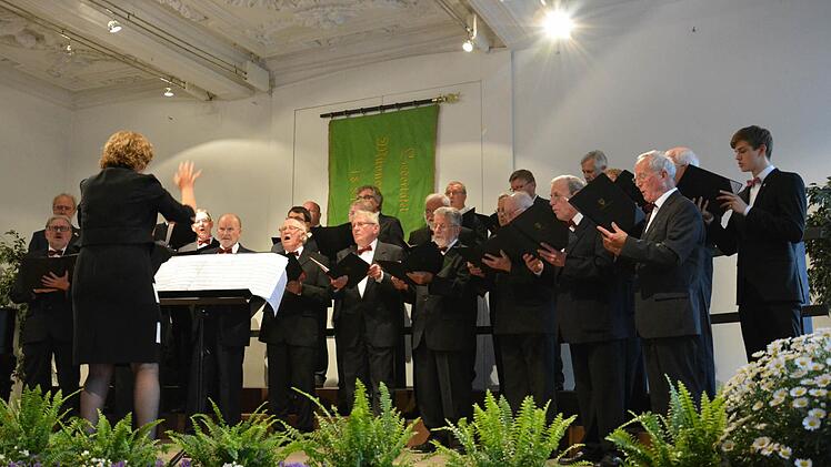 Der Männerchor traf mit dem bekannten "Wann wird's mal wieder richtig Sommer" voll ins Schwarze - draußen tobte das Wetter. Foto: Björn Hein