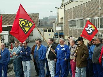 Schon oft haben die Mitarbeiter des Schaeffler-Werks Elfershausen gestreikt. Nach dem Abzug der Hülsen-Produktion und Zugeständnissen der Belegschaft kehrte Ruhe ein. Umso überraschter war die Belegschaft nun von der jüngsten Entwicklung. Foto: Karlheinz Franz