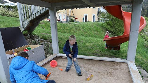 Für Kinder ist der Garten eine große Spielwiese, die es zu entdecken gilt. Jedoch sollte auf einige Gefahrenstellen besonders geachtet werden. Foto: Barbara Herbst