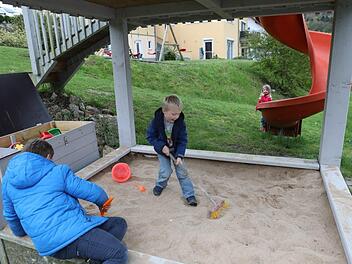 Für Kinder ist der Garten eine große Spielwiese, die es zu entdecken gilt. Jedoch sollte auf einige Gefahrenstellen besonders geachtet werden. Foto: Barbara Herbst