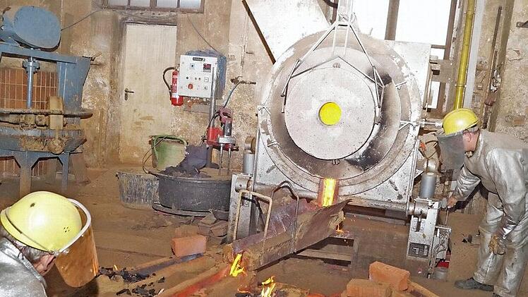 Fachleute haben die drei neuen Glocken in Passau gegossen. Fotos: Franz Galster