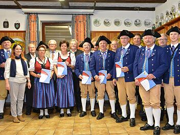 Beim Ehrenabend wurden auch die Mitglieder geehrt, die bei der Vereinsgründung vor 50 Jahren dabei waren. Es gratulierten Birgit Döhler (2. von links), die Vorsitzende des Kreisverbands Bad Kissingen im Nordbayerischen Musikbund, und Florian Kirchner (rechts),  Vorsitzender der Bläservereinigung Mark Burkardroth).  Björn Hein