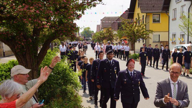 Zwei &auml;ltere B&uuml;rger aus Ebensfeld winken begeistert den Ehreng&auml;sten zu, auch Landrat Christian Mei&szlig;ner genoss die herzliche  und feierliche Atmosph&auml;re im "Tor zum Gottesgarten".Mario Deller