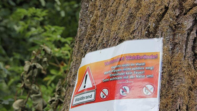 Dieses Schild hängt keine 100 Meter vom Abschussort entfernt an einem Baum. Foto: Andreas Schmitt