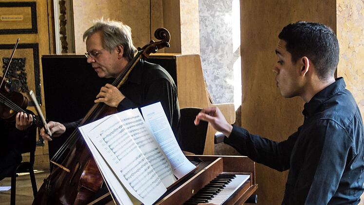 "Very British": Eine heitere musikalische Teestunde bietet das Kinderkonzert im Spiegelsaal des Landestheaters mit der Sopranistin Laura Incko und Musikern des Philharmonischen Orchesters.Foto: Jochen Berger