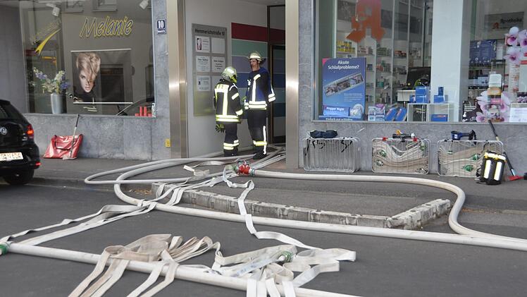 In Unterfranken brennt ein Mehrfamilienhaus. Die Feuerwehr ist vor Ort und leitet die Evakuierung.  Foto: Peter Rauch