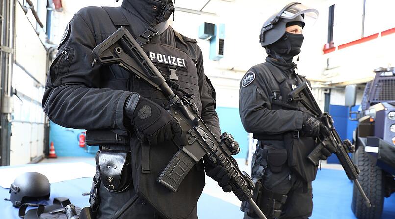 Erlangen: Gesuchter Mann verschanzt sich in Wohnung - SEK r&uuml;ckt an