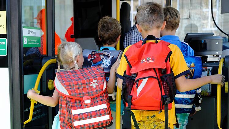 Gelten im  Schulbus morgens andere Corona-Regeln als  mittags? Manchmal könnte man das tatsächlich denken. Symbolfoto: Franziska Kraufmann/dpa