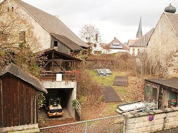 Die alten Brauereigebäude auf dem "Bären"-Areal werden 2021 abgerissen. Archäologische Untersuchungen und ein Altlasten-Gutachten gehen dem voraus. An der Stelle der Altbauten wird ein Garagengebäude mit zwei Parkdecks entstehen, das 80 Parkplätze umfasst. Fotos: Matthias Einwag