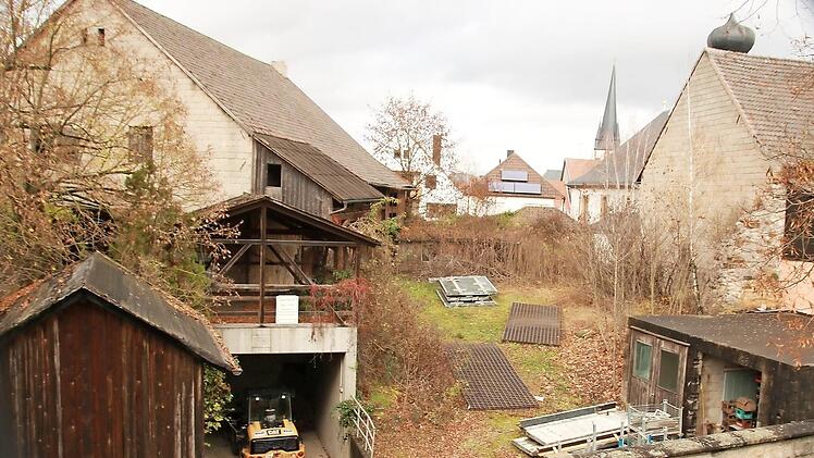 Die alten Brauereigebäude auf dem "Bären"-Areal werden 2021 abgerissen. Archäologische Untersuchungen und ein Altlasten-Gutachten gehen dem voraus. An der Stelle der Altbauten wird ein Garagengebäude mit zwei Parkdecks entstehen, das 80 Parkplätze umfasst. Fotos: Matthias Einwag