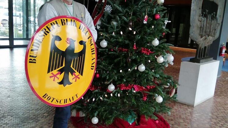 ...&nbsp;und mit dem Schild der Deutschen Botschaft.