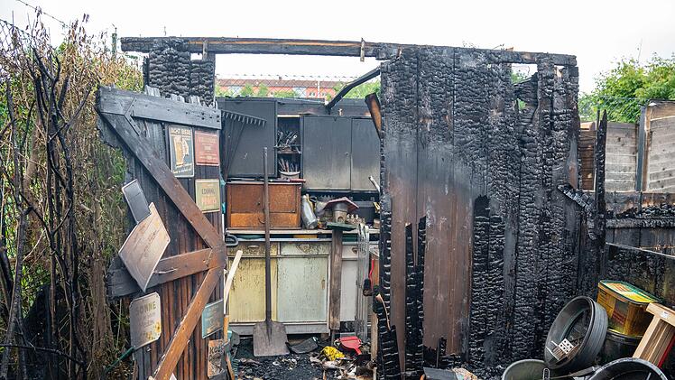 Zirndorf: "Kinder hinterließen Spur der Verwüstung" - Hütte angezündet und Scheibe eingeworfen