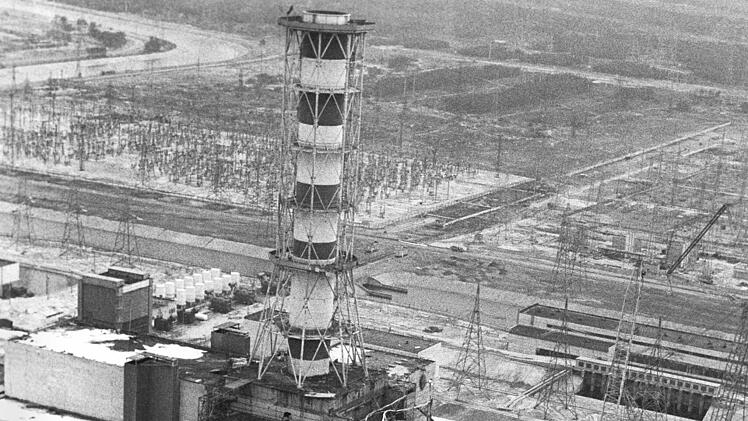 Im November 1986, sieben Monate nach dem Unfall, ist die Schutzh&uuml;lle um den zerst&ouml;rten Reaktorblock 4 fertig, der sogenannte Sarkophag. Aufnahme von den Bauarbeiten vom August 1986.