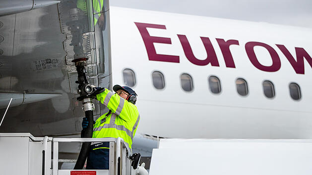 Betankung eines Eurowings-Flugzeugs