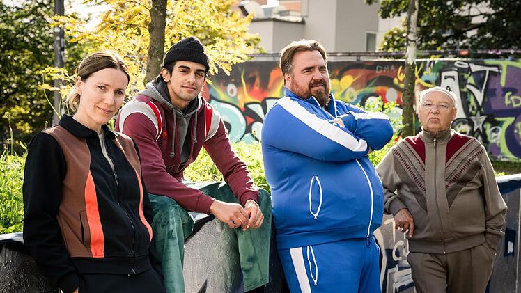 F&uuml;r den Sieg beim "Big Battle Bowl" trainieren Karo (Bettina Lamprecht), Djamal (Mido Kotaini, zweiter von links), Axel (Tristan Seith, zweiter von rechts) und Freddy (Hans-Joachim Heist) hart.