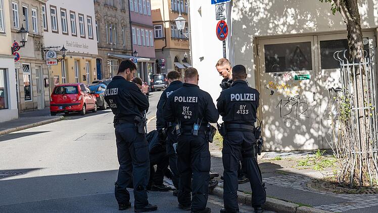 Coburg: Mann nach T&ouml;tung fl&uuml;chtig - warum teilt die Polizei keine Merkmale?