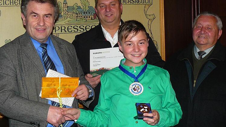 Stolz zeigt der junge Pressecker Rassekaninchenzüchter Felix Heinisch (Bildmitte) seine Medaillen als Europameister und -champion für seine Züchtungen "Zwergwidder wildfarbig". Bürgermeister Siegfried Beyer (links) beglückwünschte ihn mit einem Buchpräsent und LQN-Talern; weiter im Bild Kleintierzucht-Vereinsvorsitzender und Großvater Ferdinand sowie Vater Michael Heinisch. Foto: Klaus-Peter Wulf