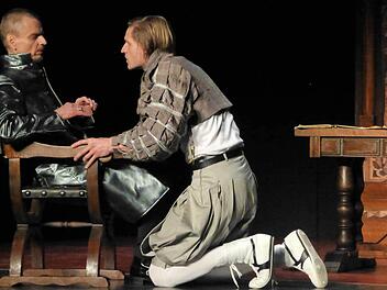 Wolfgang Grindemann als König Philipp II. und sein Sohn Carlos im entscheidenden Gespräch zwischen den Kontrahenten im politischen wie persönlichen Kampf in der Produktion der Theatergastspiele Kempf von Schillers ‚Don Carlos‘ beim Kissinger Theaterring. Foto: Gerhild Ahnert