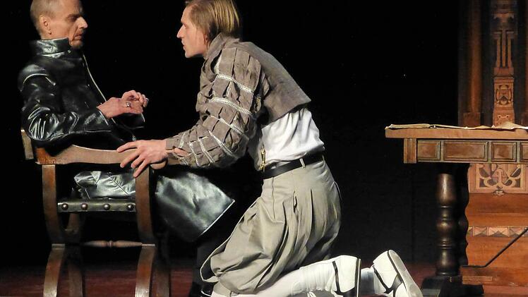 Wolfgang Grindemann als König Philipp II. und sein Sohn Carlos im entscheidenden Gespräch zwischen den Kontrahenten im politischen wie persönlichen Kampf in der Produktion der Theatergastspiele Kempf von Schillers ‚Don Carlos‘ beim Kissinger Theaterring. Foto: Gerhild Ahnert