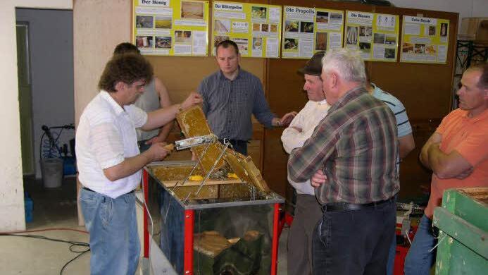 Fachvorträge gibt es nicht nur über Honig, sondern auch über Wachs oder Propolis.