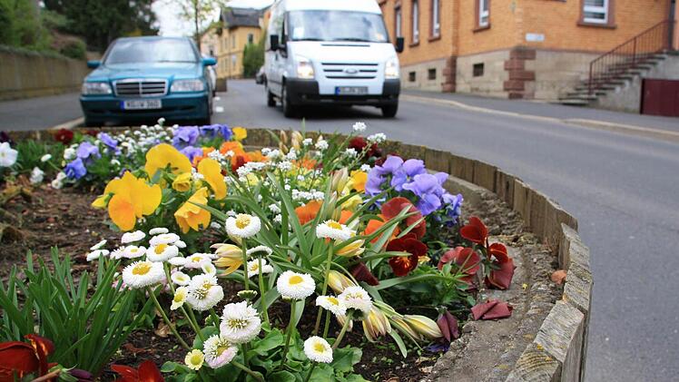 Schön bepflanzt und dennoch ein Zankapfel: Die sieben Pflanzkübel in der Bad Kissinger Schönbornstraße haben nach dem Bauausschuss auch den Stadtrat beschäftigt. Das Ergebnis war knapp, aber am Ende wie im Bauausschuss: Die Kübel bleiben vorerst. Foto: Ralf Ruppert
