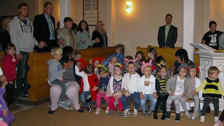 Demonstration der Glaubensgemeinschaft im Festgottesdienst, links Bürgermeister Michael Keilich Foto: Klaus Oelzner