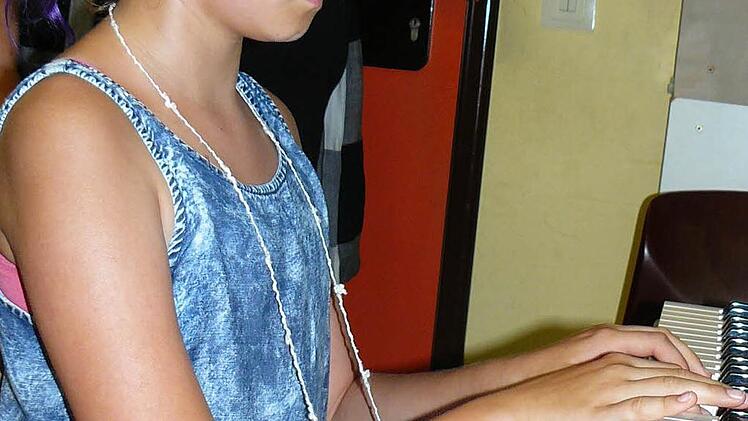 Emily Schwieder (2 b) spielte auf dem Keyboard "Five Hundred Miles".