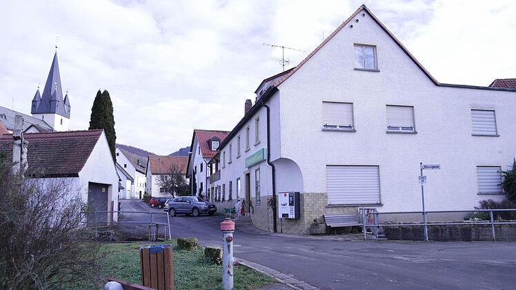 Der Dorfladen (rechts) in Leutenbach war ein kleines Kommunikationszentrum im Ort. Foto: Franz Galster