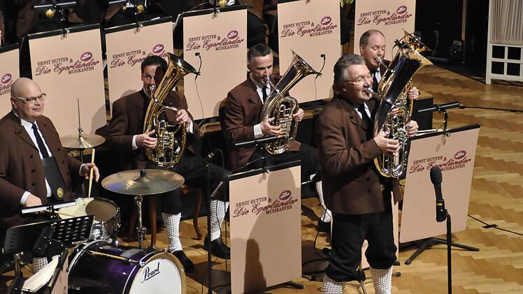 Die Egerländer Musikanten im Weißen Saal des Regentenbaus. Foto: Peter Klopf