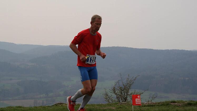 Der Marathon-L&auml;ufer Martin Comanns richtet sich auf dem Gipfelplateau des Staffelbergs nach den F&auml;hnchen, die den Streckenverlauf markieren. Foto: Mario Deller