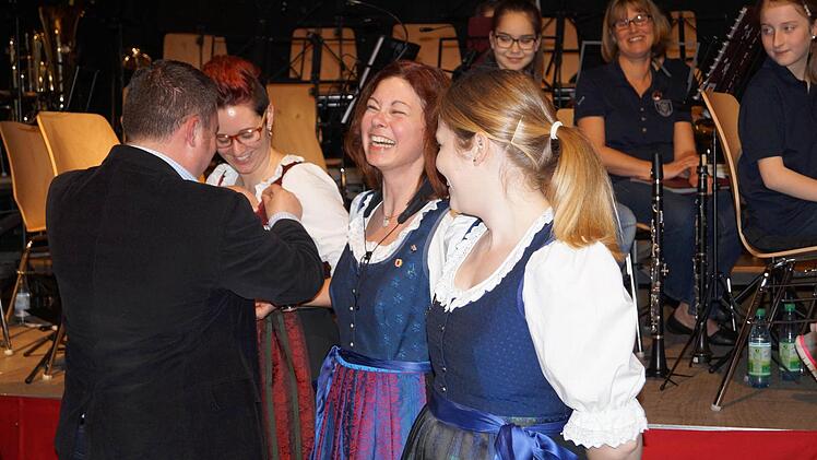 Beim Jahreskonzert zeichnete Dominik Sitter vom Nordbayerischen Musikbund (von links) Laura Brand, Sandra Strobel und Eva-Maria Kraus für 20- bzw. 30-jähriges aktives Musizieren aus. Foto: Stefan Geiger