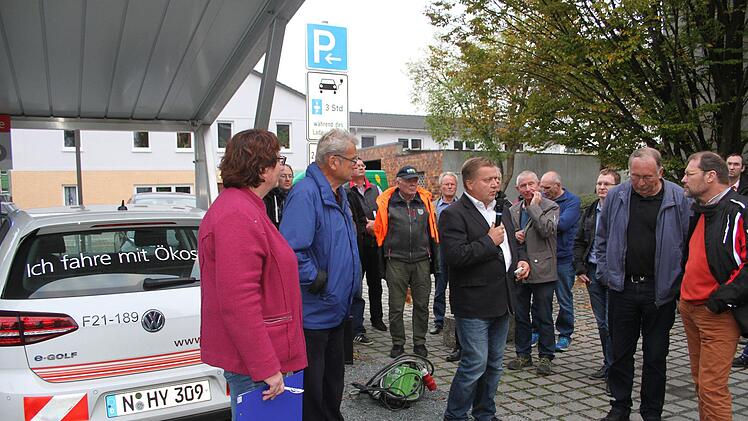 Mehr als 50 Interessierte kamen zum Treffpunkt Elektromobilität. Eingeladen hatten das Landratsamt Kulmbach und die  Energieagentur Nordbayern.  Foto: Sonny Adam