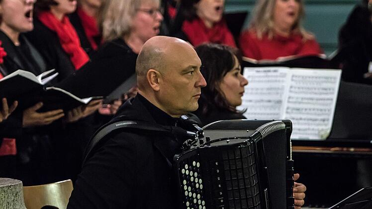 Der Coburger "Chor Unerhört" unter der LEitung von Antoinetta Bafas führte die Misa Tango von Martin Palmeri in Bad Rodach auf.Foto: Jochen Berger