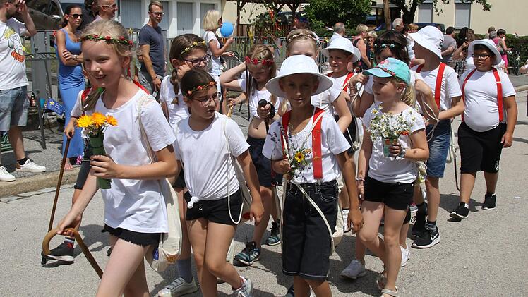 Blumen und Kränze für die Mädchen, Fliege und kurze Hosen für die Jungs: Die Grundschule An der Heubischer Straße zeigte, wie das Kinderfest anno dazumahl aussah. Fotos: Michael Stelzner