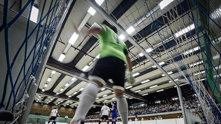 Bei einem Fu&szlig;ballturnier in Oberfranken kam ein Spieler tragisch ums Leben: Der 31-J&auml;hrige erlitt Herzversagen. Jede Hilfe kam zu sp&auml;t. Symbolfoto: Alexander Muck